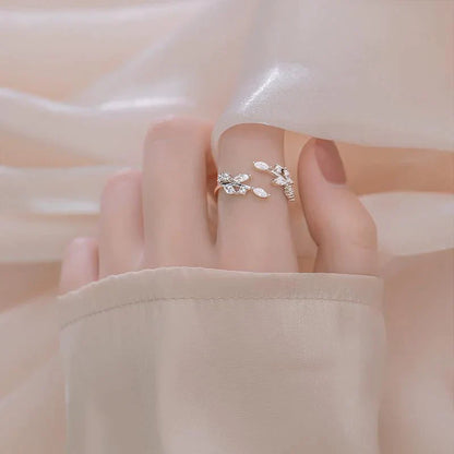 Silberner Damenring mit Kristallen, elegantes Design, Schmuck für besondere Anlässe.