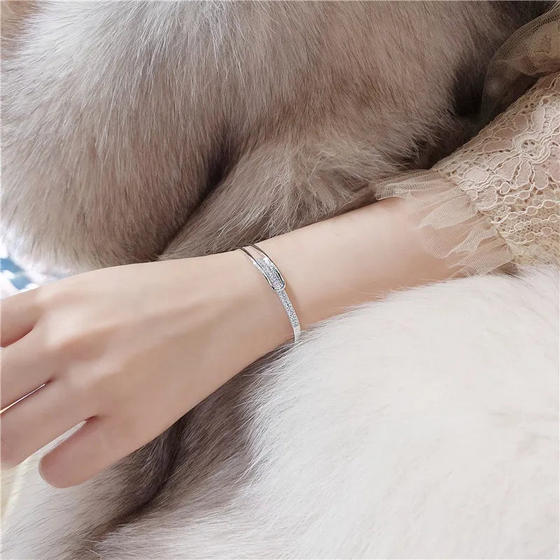 Damenarmband Silber, elegantes Design, luxuriös, modisch, Schmuck für Frauen, Geschenkidee.