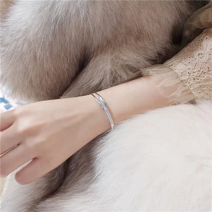 Damenarmband Silber, elegantes Design, luxuriös, modisch, Schmuck für Frauen, Geschenkidee.