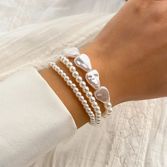 Damenarmband Set, weiße Perlen, Herzform, elegant, modisch, Schmuck, Accessoire, Geschenkidee.