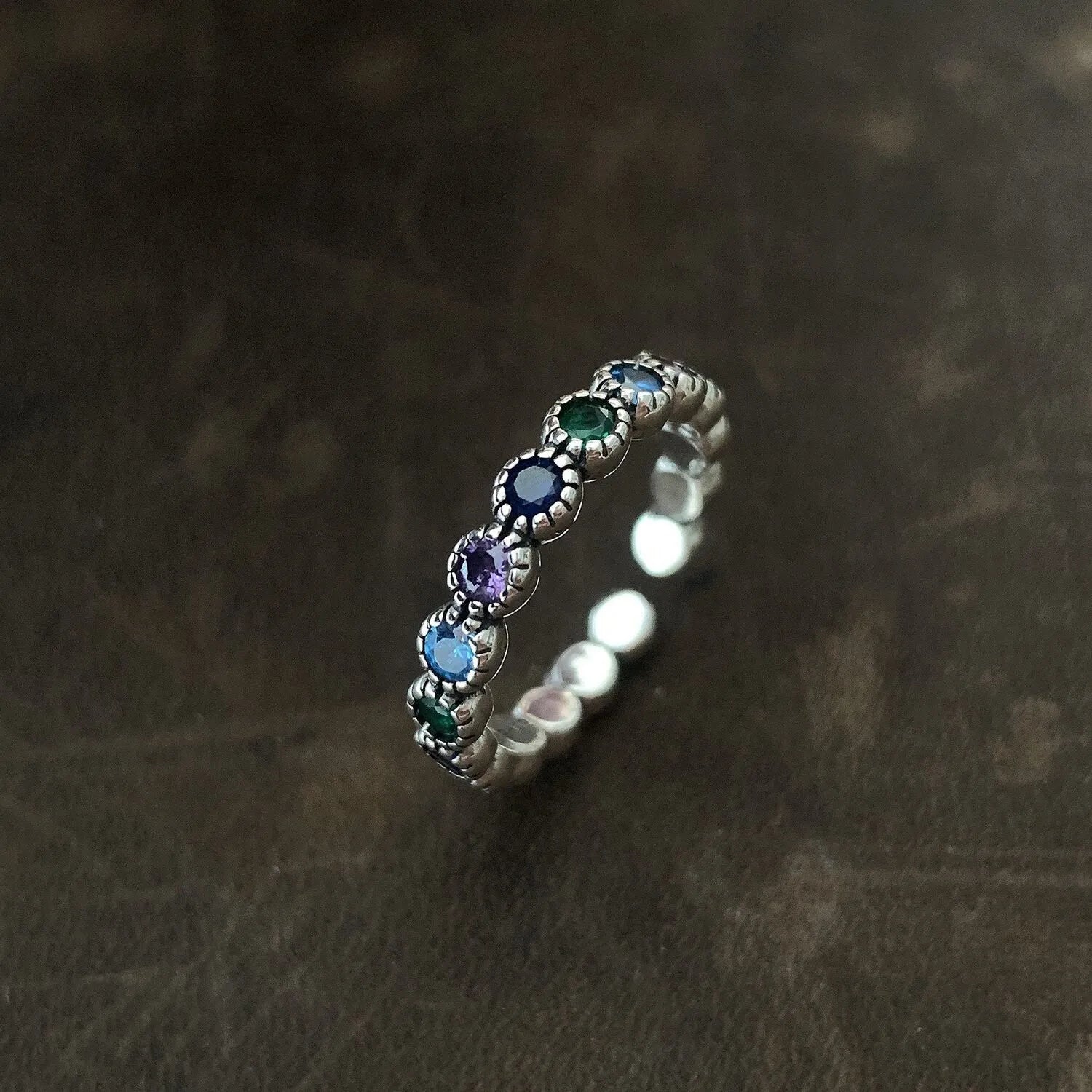 Silberring mit bunten Edelsteinen, handgefertigt, Boho-Stil, Damen-Schmuck, Geschenkidee.