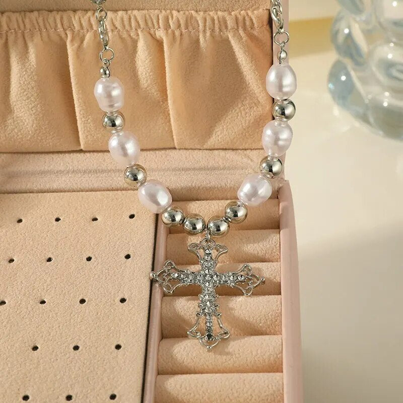 Perlenkette mit silbernem Kreuzanhänger, Schmuckkästchen, eleganter Modeschmuck, Damenaccessoire.