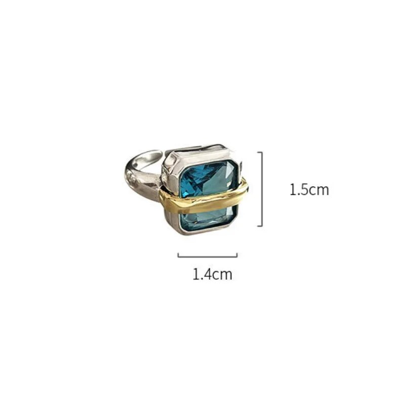 Silberring mit blauem rechteckigem Stein, goldene Akzente, Maße 1,5x1,4 cm, Schmuckaccessoire.