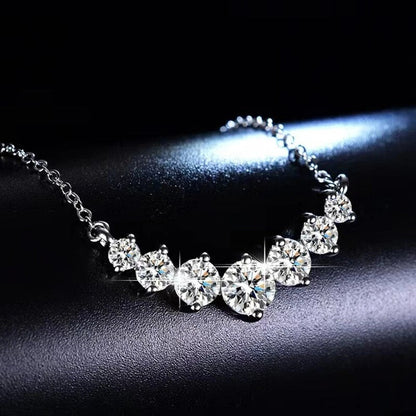 Silberne Halskette mit funkelnden Diamanten auf schwarzem Hintergrund, eleganter Schmuck.