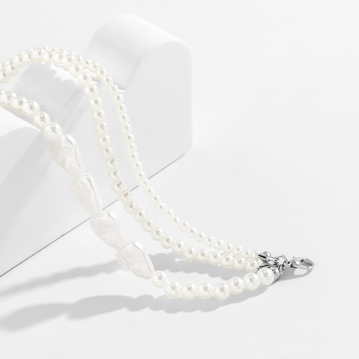 Weiße Perlenkette mit unregelmäßigen Perlen, eleganter Schmuck, Damenaccessoire, Silberverschluss.