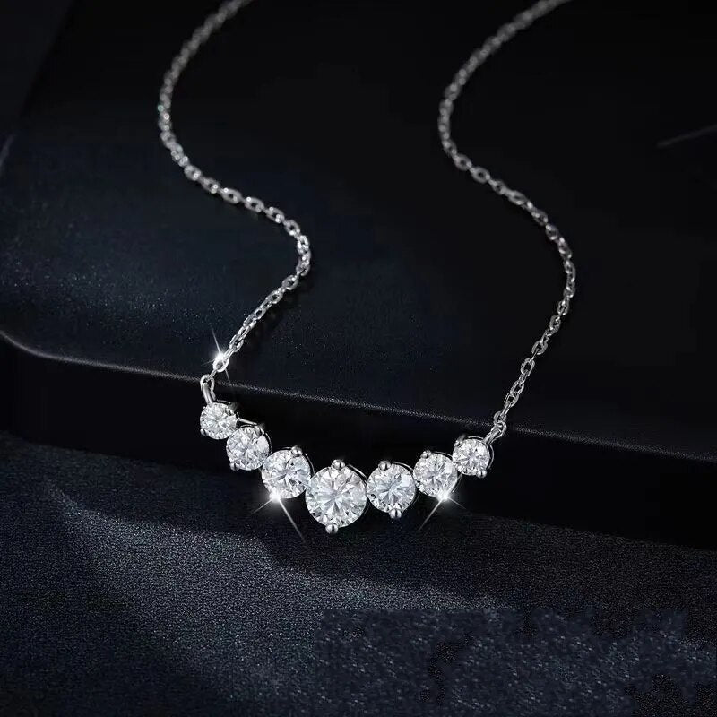Silberne Halskette mit sieben funkelnden Diamanten, eleganter Schmuck, luxuriöses Design.