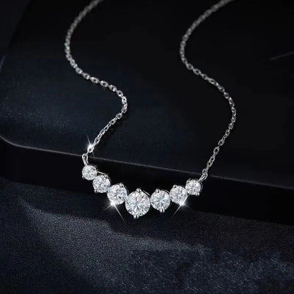 Silberne Halskette mit sieben funkelnden Diamanten, eleganter Schmuck, luxuriöses Design.