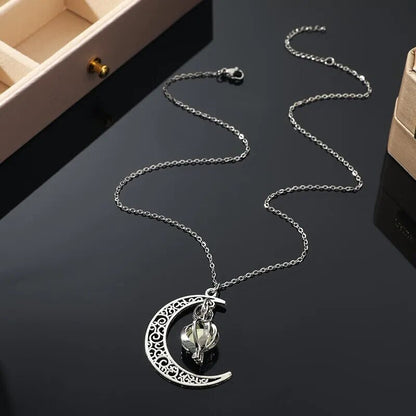 Silberne Mond-Halskette mit filigranem Design auf schwarzem Hintergrund, Modeschmuck Accessoire.