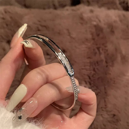 Silbernes Armband mit Strasssteinen, elegantes Design, Damen-Schmuck, Nahaufnahme.