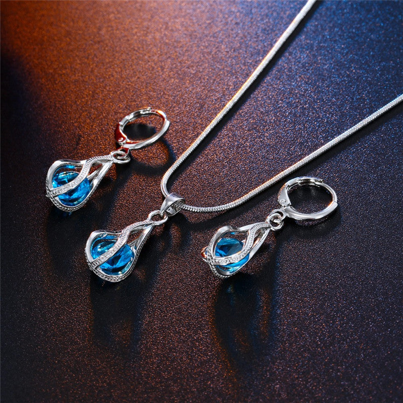 Silberne Halskette und Ohrringe mit blauen Zirkonia, elegantes Schmuckset für Frauen.
