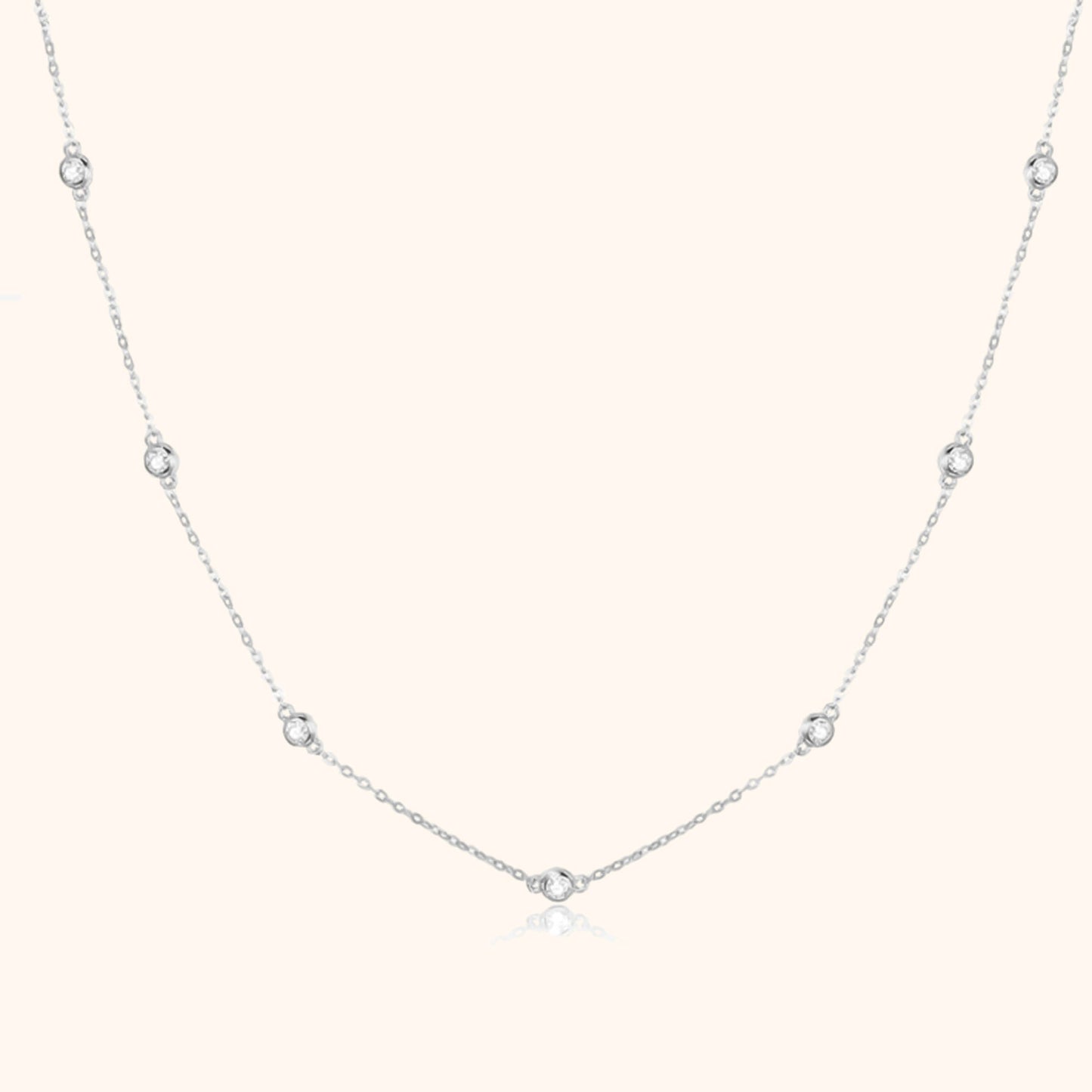 Silberkette mit runden Anhängern, elegantes Design, Schmuck für Damen, modisches Accessoire.