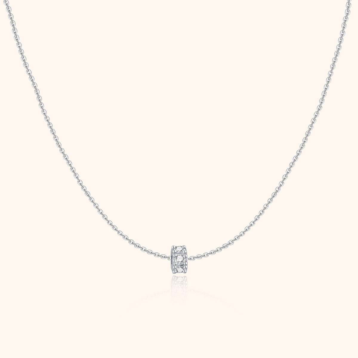 Silberne Halskette mit kleinem, funkelndem Anhänger, elegantes Schmuckdesign für Damen.