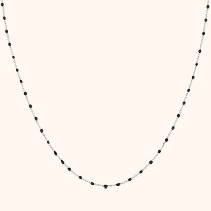 Silberkette mit schwarzen Perlen, elegantes Schmuckstück, Damenhalskette, modisches Accessoire
