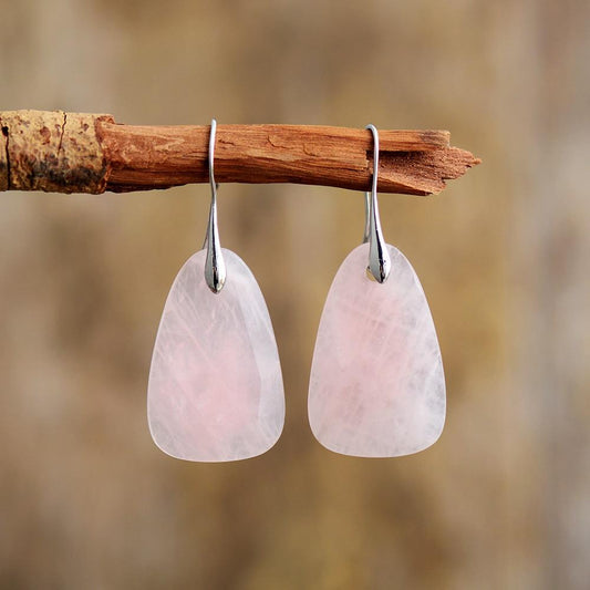 Rosenquarz Ohrringe für Damen, elegante Tropfenform, Naturstein, modisches Schmuckstück.