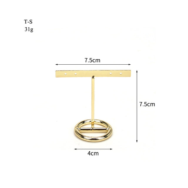 Goldener T-förmiger Schmuckständer aus Holz und Metall, ideal für Ohrringe und Ringe.