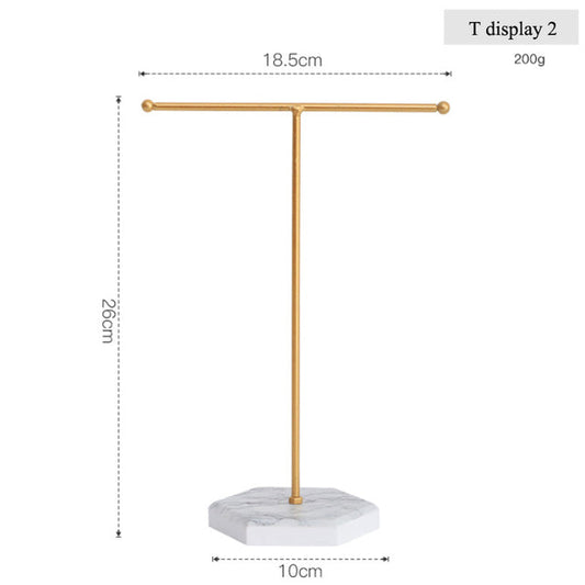 Goldener T-förmiger Schmuckständer aus Metall mit Marmorfuß, ideal für Ohrringe und Ketten.