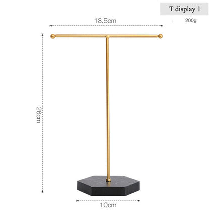 Goldener T-förmiger Schmuckständer aus Metall mit schwarzem Sockel, 26 cm hoch.