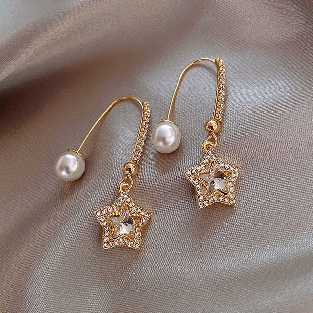 Goldene Ohrringe mit Sternanhänger und Perlen, Damen Schmuck, modisch, elegant.