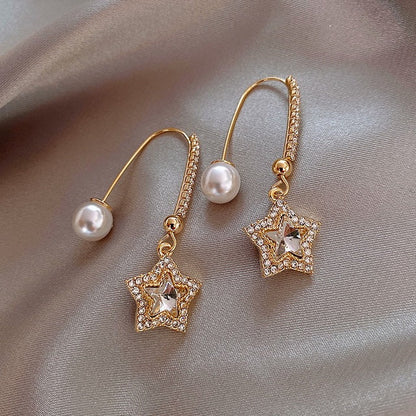 Goldene Ohrringe mit Sternanhänger und Perlen, Damen Schmuck, modisch, elegant.
