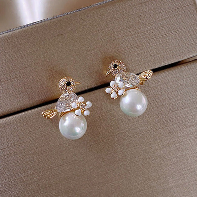 Goldene Vogel-Ohrringe mit Perlen und Strasssteinen, eleganter Schmuck für Damen.