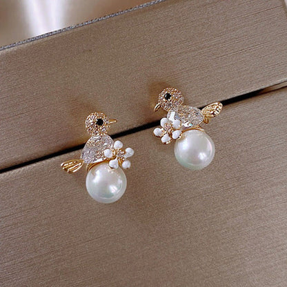 Goldene Vogel-Ohrringe mit Perlen und Strasssteinen, eleganter Schmuck für Damen.