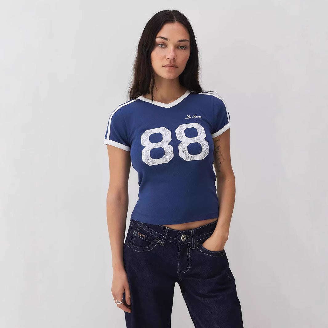 Trendy dame-T-shirt med blondedetalje og kontrastærmer – Yelina
