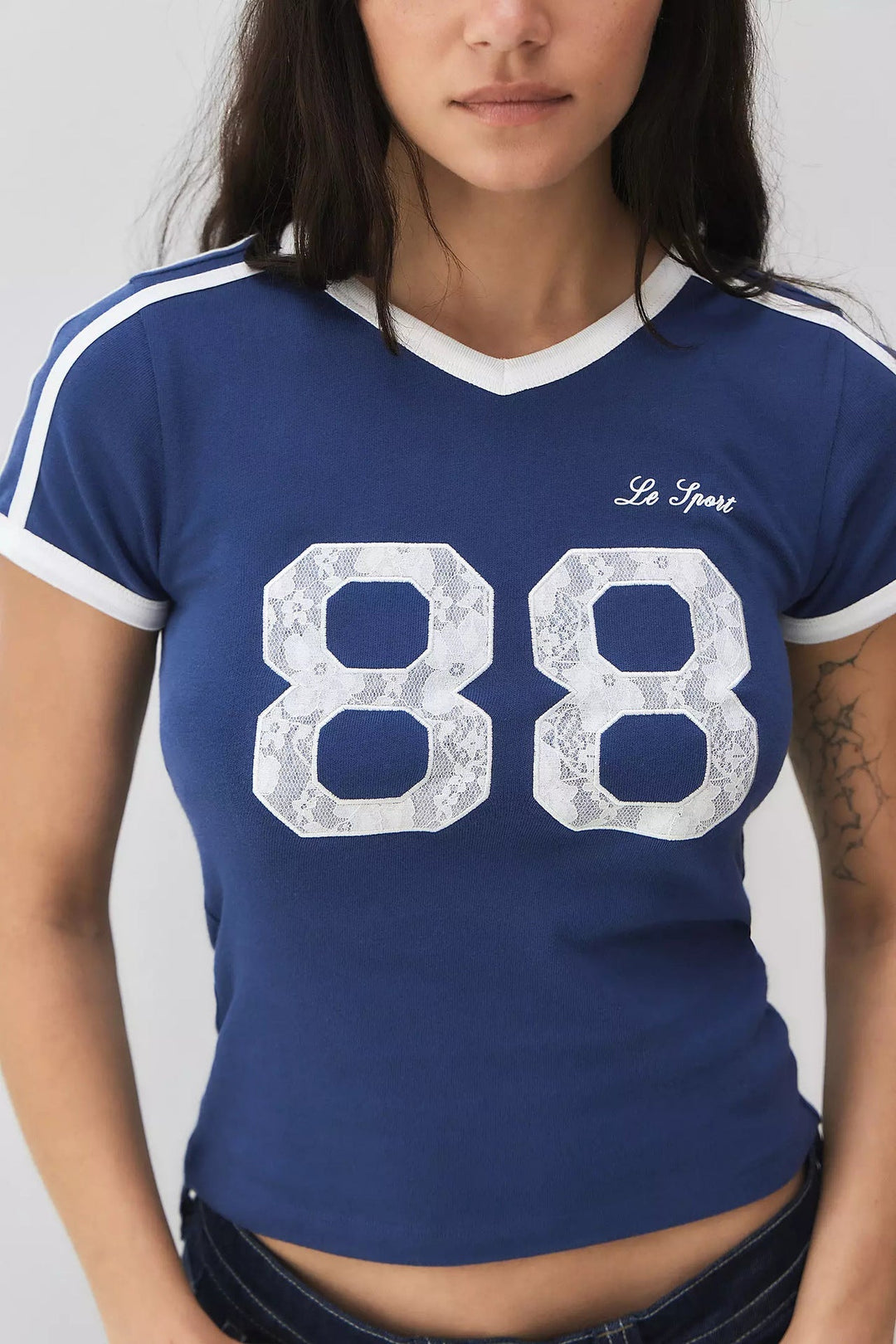 Trendy dame-T-shirt med blondedetalje og kontrastærmer – Yelina
