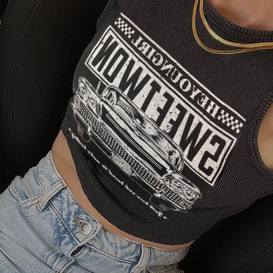 Trendigt crop-top til damer med bilprint og rund hals – Maila