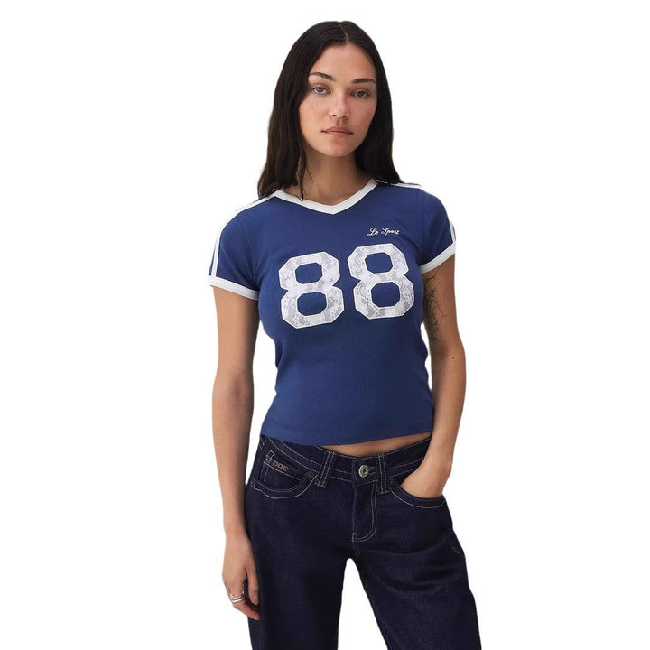 Trendy dame-T-shirt med blondedetalje og kontrastærmer – Yelina