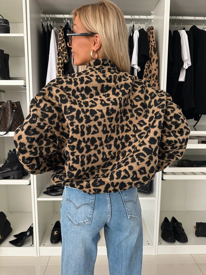Jakkens bagside på model med blond hår og jeans, der viser det gennemgående leopardmønster og de brede, oppustede ærmer. 2