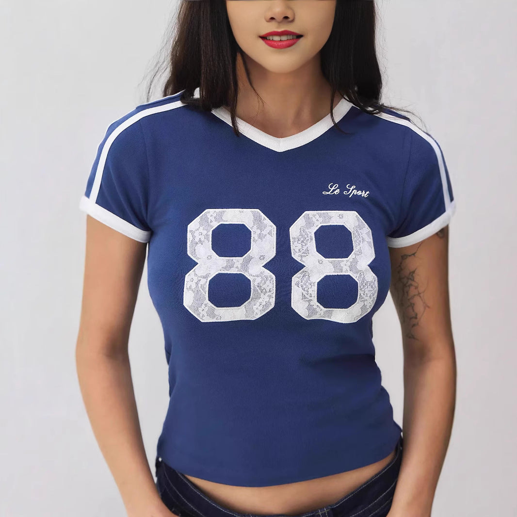 Trendy dame-T-shirt med blondedetalje og kontrastærmer – Yelina