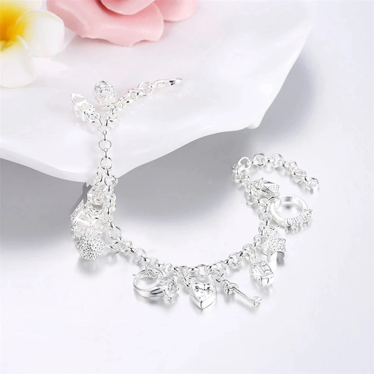 Silberarmband mit Herz- und Schlüsselanhängern, Damen-Schmuck, elegantes Design.