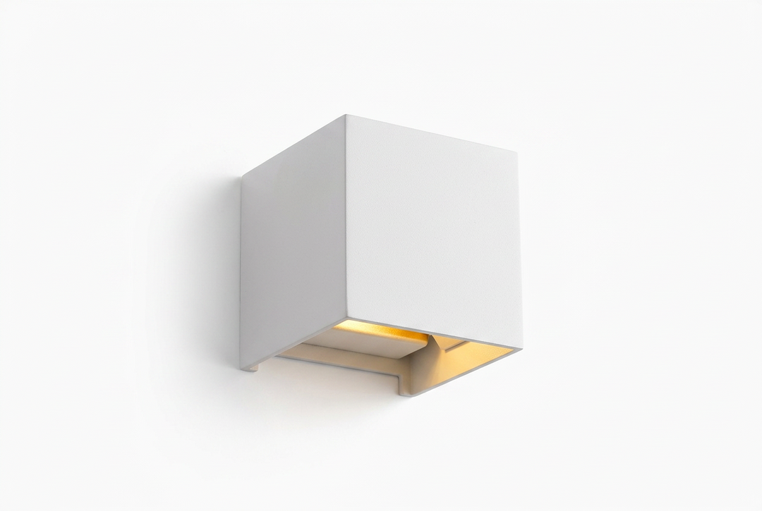Genopladelig sensorlampe i aluminium – 10 × 10 cm