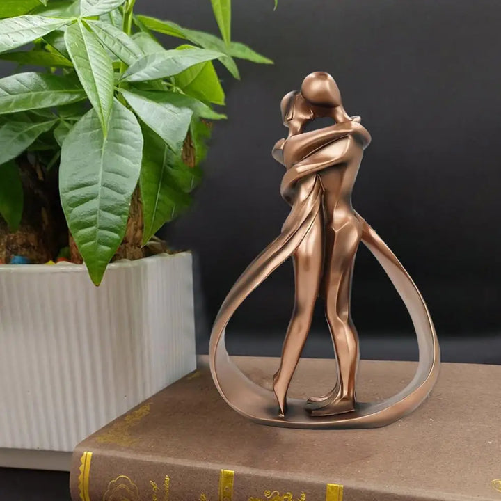 Dekorativ skulptur med omfavnende figurer - Seraphina