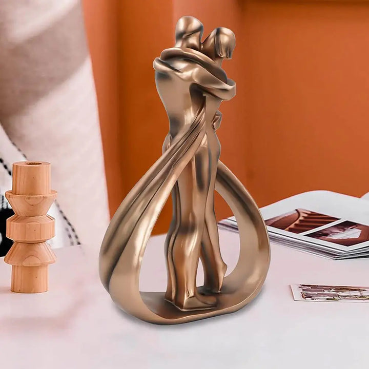 Dekorativ skulptur med omfavnende figurer - Seraphina