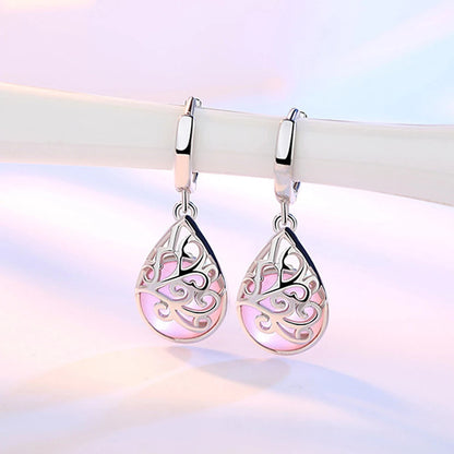 Silberne Ohrringe mit floralen Anhängern, eleganter Schmuck für Damen, modisches Design.