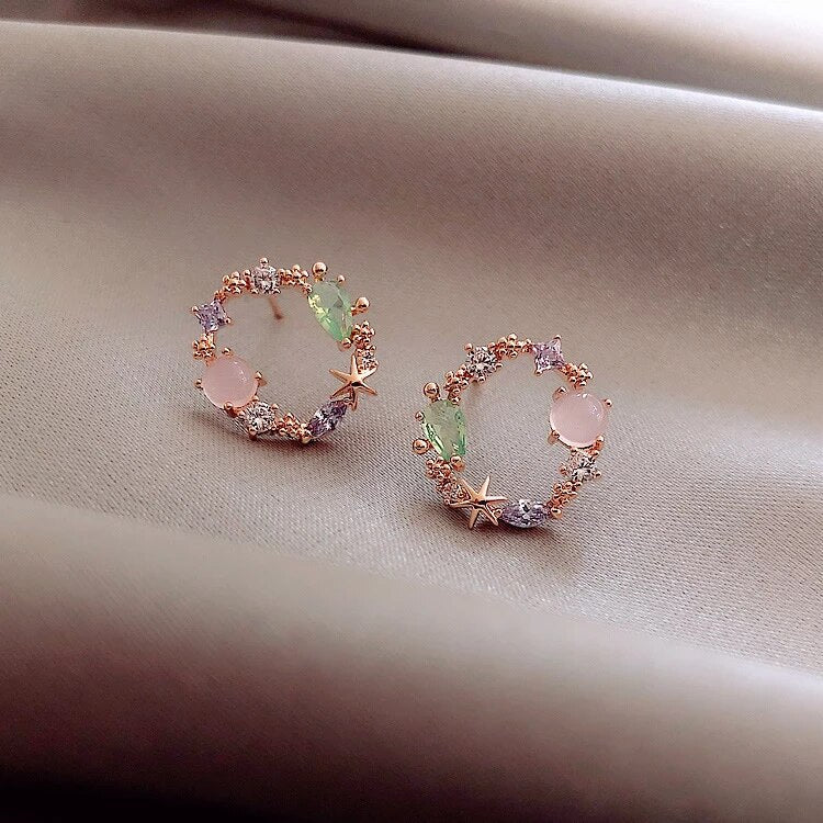 Runde Ohrringe mit rosa und grünen Kristallen, florales Design, Damen Schmuck, elegant.