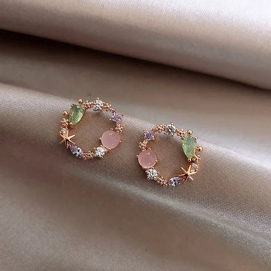 Runde Ohrringe mit rosa und grünen Kristallen, florales Design, Damen Schmuck, elegant.