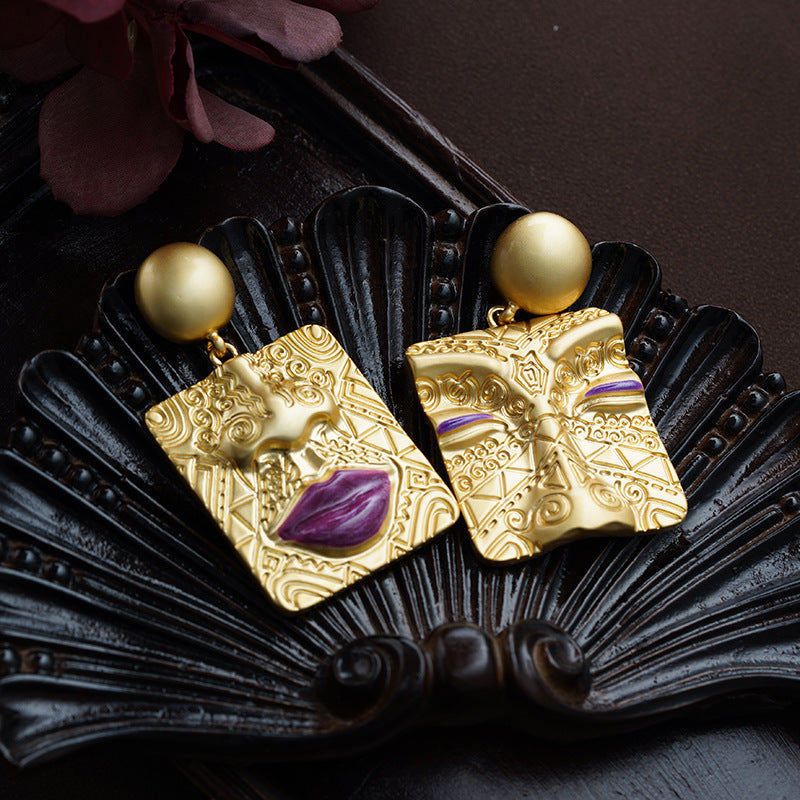Asymmetrische goldene Ohrringe mit lila Akzenten, Retro-Design, Messing, Schmuck.