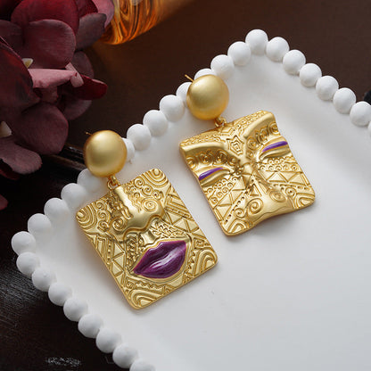 Asymmetrische goldene Ohrringe, Retro-Design, Messing, lila Akzent, Persönlichkeitsschmuck.