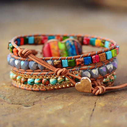 Buntes Chakra-Lederarmband mit Herzanhänger, mehrreihig, Edelsteine, Boho-Schmuck.