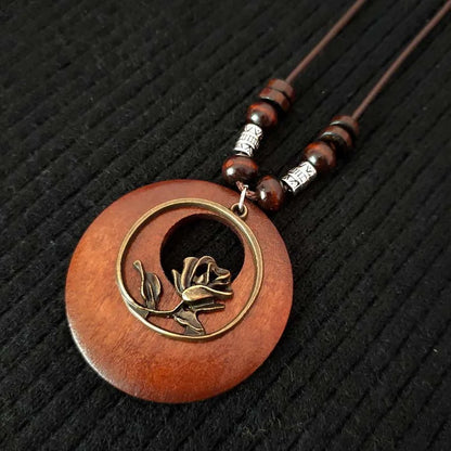 Holzanhänger Halskette mit Rosenmotiv, braun, handgefertigt, Boho Schmuck, Damen Accessoire