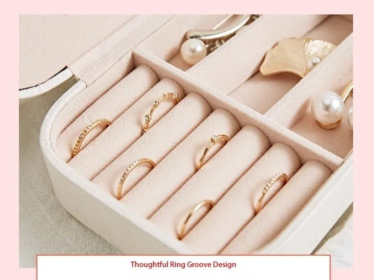 Luxuriöse Schmuckschatulle mit goldenen Ringen und Perlen, ideal zur stilvollen Aufbewahrung.