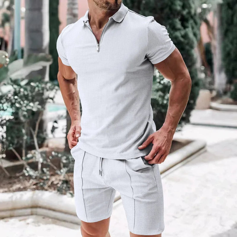 Åndbart & stilfuldt sommersæt med poloshirt & shorts til herrer – Nilo