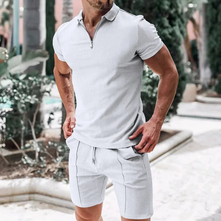 Åndbart & stilfuldt sommersæt med poloshirt & shorts til herrer – Nilo