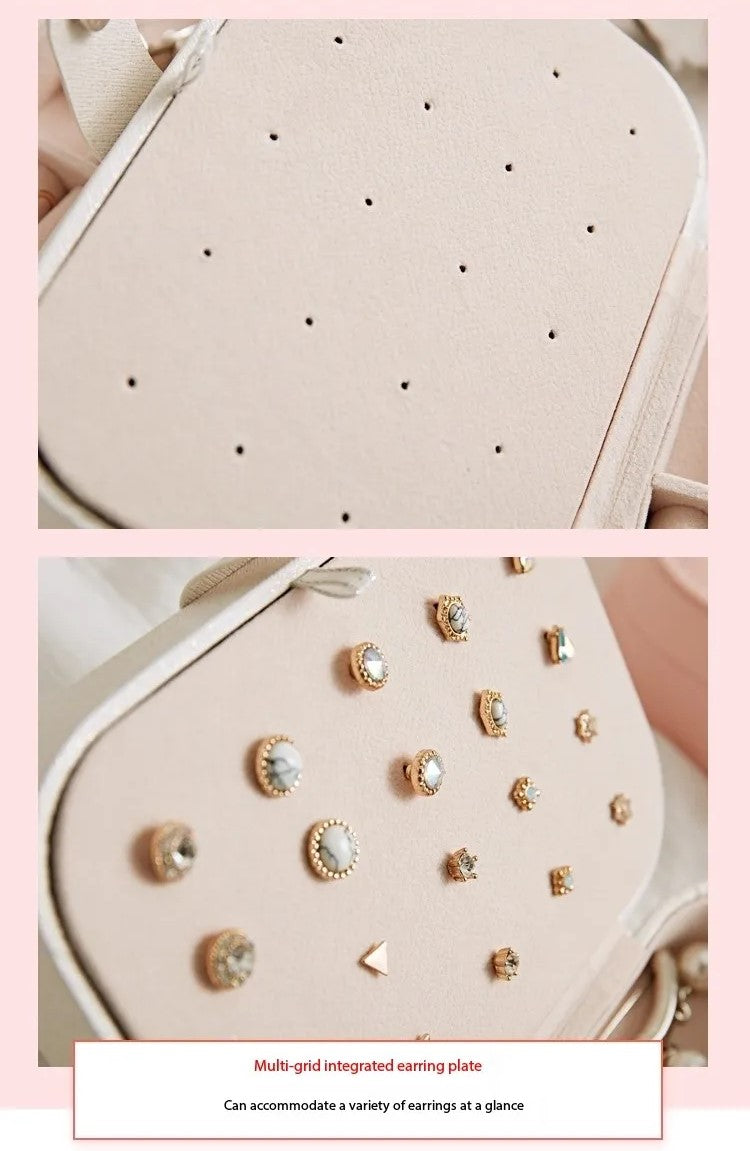 Beige Ohrring-Organizer mit mehreren Fächern, ideal zur Aufbewahrung von Schmuck.