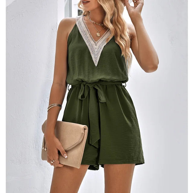 Blonde sommer-jumpsuit med V-hals og shorts – Sorelle