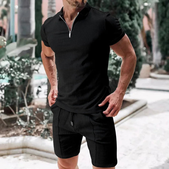 Åndbart & stilfuldt sommersæt med poloshirt & shorts til herrer – Nilo
