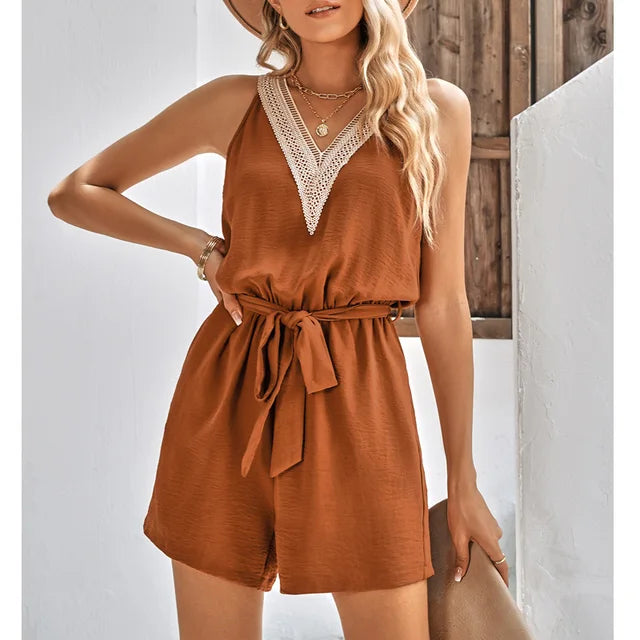 Blonde sommer-jumpsuit med V-hals og shorts – Sorelle