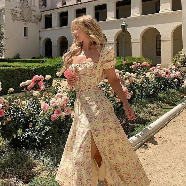 Let og stilfuld sommerkjole med blomsterprint og pufærmer – Elina